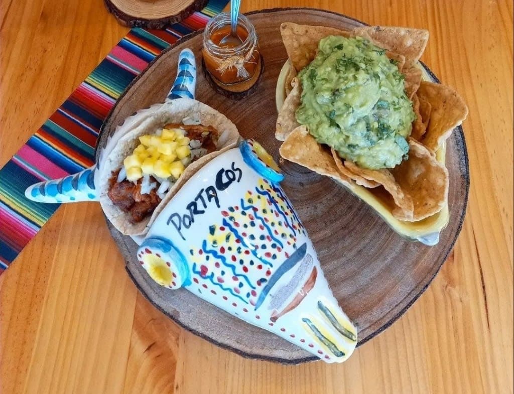 Tacos al pastor · guacamole — restaurante mexicano